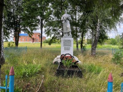 Братская могила воинов Советской Армии, погибших в период Великой Отечественной войны. Захоронено 15 человек, установлены фамилии 3-х человек. Скульптура установлена в 1966 году