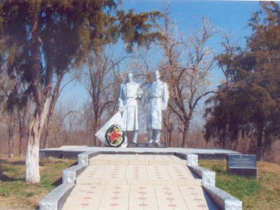 Братская могила советских воинов, погибших в боях с фашистскими захватчиками