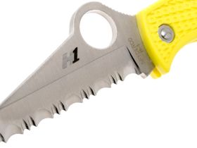 Складной нож-брелок Spyderco Manbug™ Salt Sheepfoot, сталь H1 Satin Serrated, рукоять термопластик FRN, жёлтый