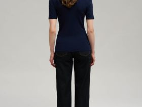 Легкий джемпер-поло приталенного кроя