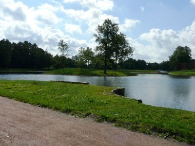 Пруд Круглый (с островом) с каменной террасой, шлюзом, переливной трубой