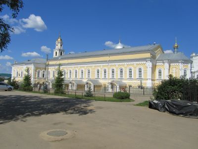 Трапезная с церковью Александра Невского