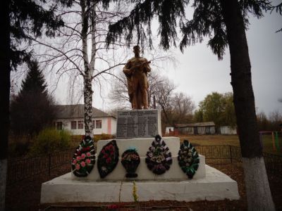 Братская могила воинов Советской Армии, погибших в январе 1943 года. Захоронено 317 человек, установлено фамилий на 40 человек. Скульптура установлена в 1965 году.