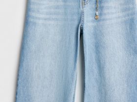 Прямые джинсы с поясом-цепочкой с жемчугом, Голубой