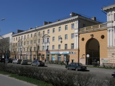 Дом жилой со встроенными общественно-торговыми помещениями