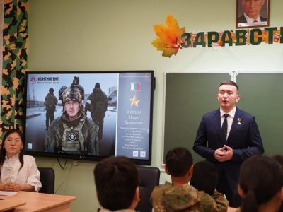 Герой России Игорь Юргин провел урок для школьников Якутска