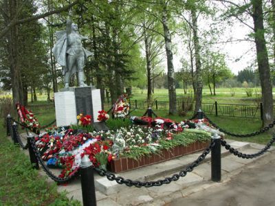 Братская могила советских воинов