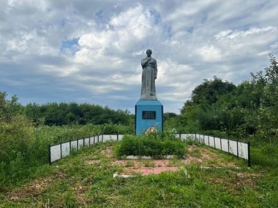 Братская могила воинов Советской Армии, погибших в период Великой Отечественной войны. Захоронено 492 человека, установленных фамилий нет. Скульптура установлена в 1968 году
