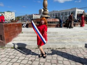 По центру Якутска прошли около 130 женщин в красном