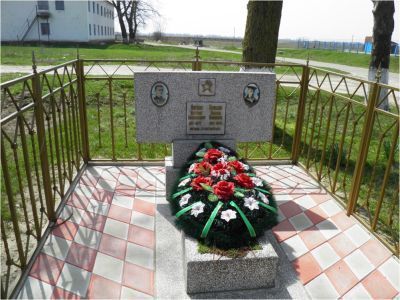 Братская могила советских летчиков Е.Е. Алехина и М.П. Колодия, погибших в воздушном бою при освобождении города Темрюка от фашистских захватчиков