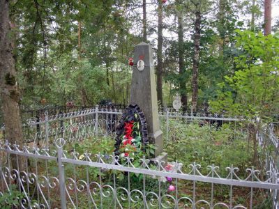 Братское захоронение советских воинов, погибших в 1941-44 гг.