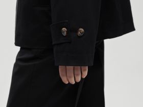 Ветровка с асимметричной застежкой