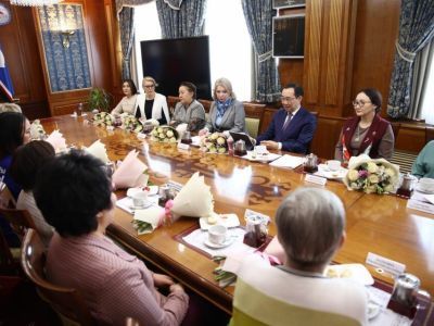 Айсен Николаев поздравил с наступающим 8 Марта якутянок, помогающих участникам СВО