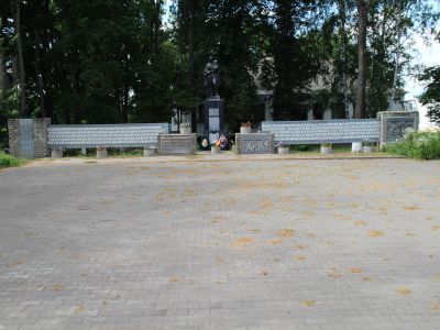 Братская могила советских воинов, погибших в боях с фашистскими захватчиками в 1943 году. Захоронено 10 человек, имена установлены. Скульптура советского воина с автоматом