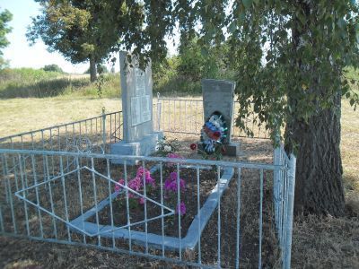 Братская могила 19 советских воинов, погибших в 1943 г. в боях с немецко-фашистскими захватчиками