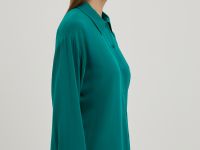 Блузка свободного силуэта с отложным воротником