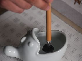 Тушечница с держателем для кисти "Рыба с большим ртом" цвет: белый