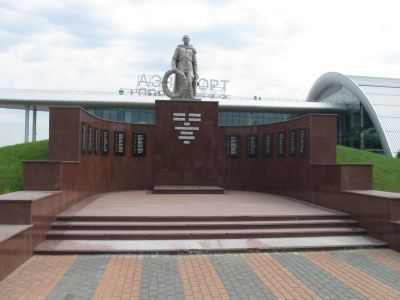 Братская могила  советских воинов, погибших в боях с фашистскими захватчиками в 1943 году. Захоронено 76 человек, имена установлены. Скульптура советского воина