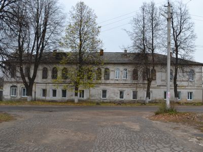 Жилой дом с торговым помещением