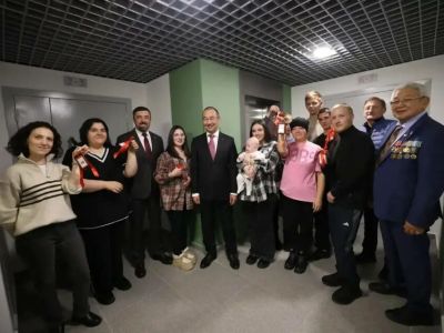 В Нерюнгри дети-сироты получили квартиры в новом доме