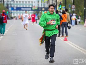 Сотни якутян в национальной одежде пробежали на марафоне Олонхо