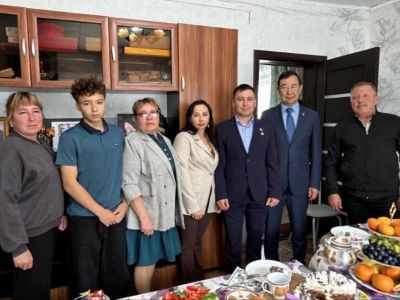 Глава Якутии побывал в гостях у семьи Героя России Виктора Софронова в Олекминске