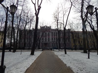 Здание бывшего реального училища (ныне строительный техникум), в котором учились организатор марксистского движения в Смоленске, С.П.Середа, генеральный секретарь ЦК ВЛКСМ Н.П.Чаплин