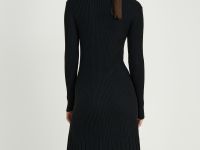 Вязаное платье приталенного силуэта