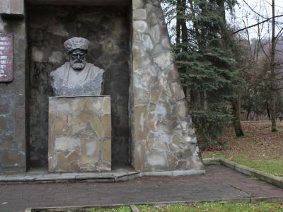 Памятник основоположнику балкарской литературы Кязиму Мечиеву