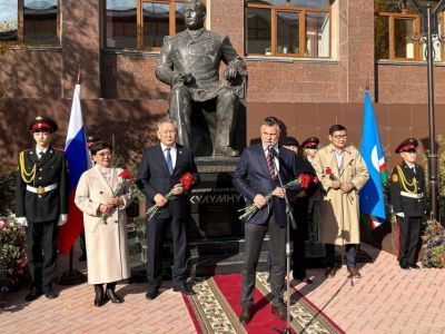 В Якутске возложили цветы к памятнику Василию Никифорову-Күлүмнүүр