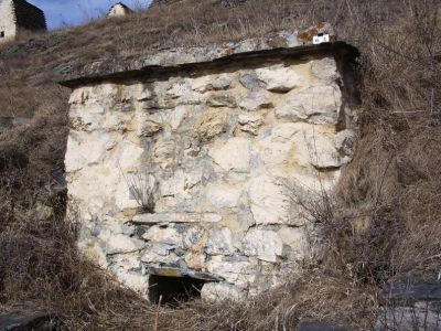 Склеп полуподземный с гладкой фасадной стеной 30