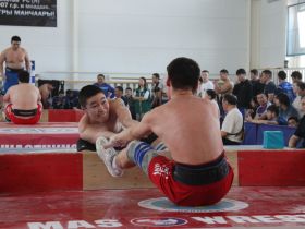 В Нюрбе стартовал отборочный на Игры Манчаары турнир по мас-рестлингу