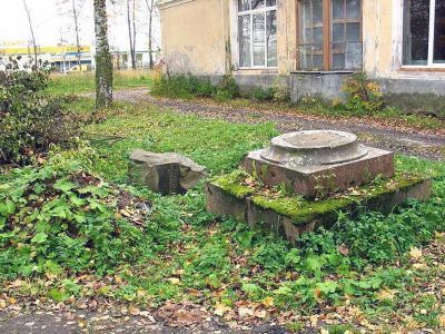 Братская могила героев-красногвардейцев, погибших при наступлении банд Юденича на Петроград в 1919 году