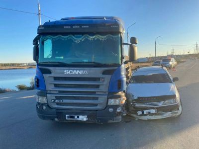 В Якутске пассажир пострадал при столкновении легкового автомобиля с самосвалом