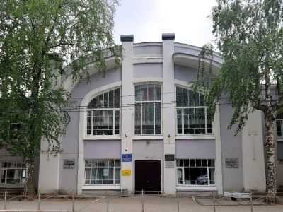 Здание гимназии - бывший купеческий особняк