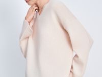 Джемпер с v-образной горловиной и широкими рукавам