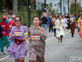 Сотни якутян в национальной одежде пробежали на марафоне Олонхо
