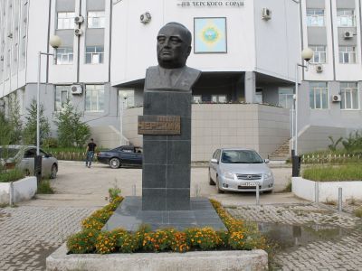 Памятник выдающемуся ученому Черскому Н.В. - основателю Института горного дела Севера СО РАН