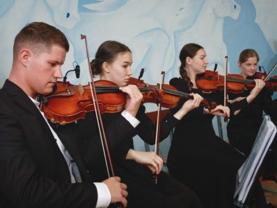 Скрипачи и виолончелисты выступили с концертом в исправительных колониях Якутии