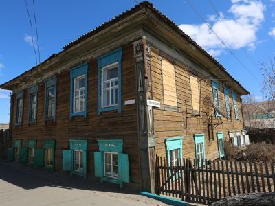 Дом, где в 1900-1911 гг. жила семья революционеров, членов РСДРП Черных:  Александр Алексеевич, Ольга Алексеевна, Надежда Алексеевна, Петр Алексеевич – основатели марксистского кружка в 1903 г., а затем организации РСДРП в г. Кяхта и активные организаторы