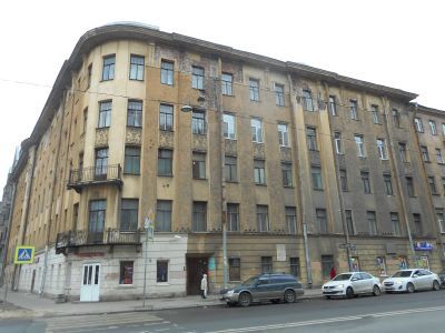 Дом, в котором: жила в 1909-1910 гг. актриса Комиссаржевская Вера Федоровна (кв. 7); жил с 1908 г. и умер в 1940 г. океанограф академик Шокальский Юлий Михайлович (кв. 19); в помешениях училища Витмер О.К. неоднократно бывал Ленин В.И. (вторая половина но