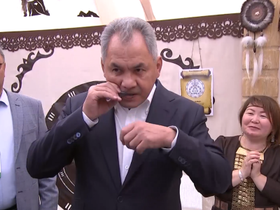 Сергей Шойгу сыграл на хомусе в парке «Зарядье»