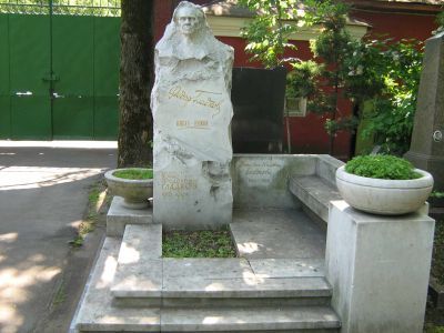 Могила Гладкова Федора Васильевича (1883-1958)