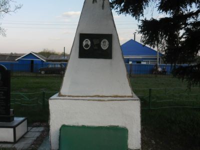 Братская могила 2-х партизан