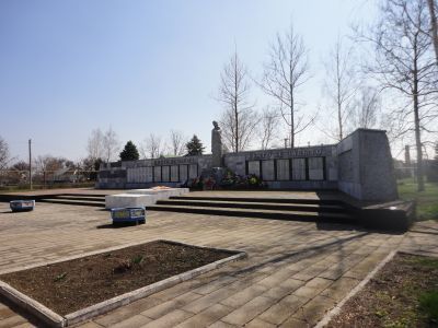 Братская могила советских воинов, погибших в боях с фашистскими захватчиками