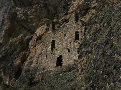 Башня скальная, встроенная в нишу скалы