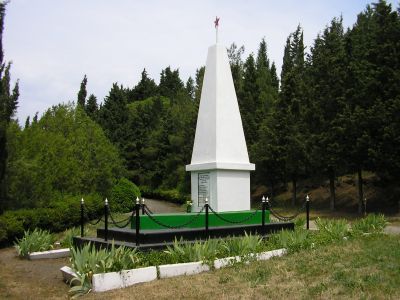 Братская могила советских воинов и партизан