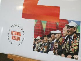 В Якутске проходит выставка «Парад в объективе ЯСИА: летопись Победы»