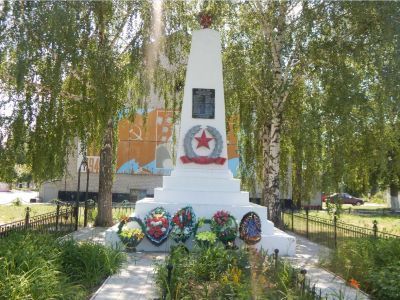 Братская могила воинов Советской Армии, погибших в феврале 1943 года. Захоронено 30 человек, установлено фамилий на 19 человек. Обелиск установлен в 1952 году
