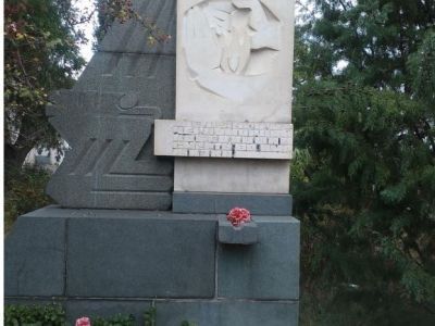 Памятник медикам-черноморцам, 1968 г., скульптор С.А. Чиж, художник И.А. Белицкий